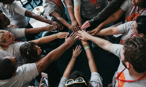 Manos unidas como símbolo del compromiso de HISA Farmacéutica con las personas con síndrome de Down