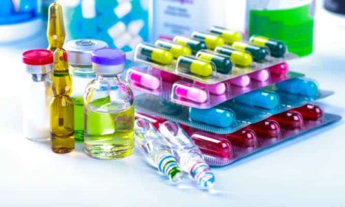 Almacén farmacéutico con anaqueles de medicamentos organizados por lote