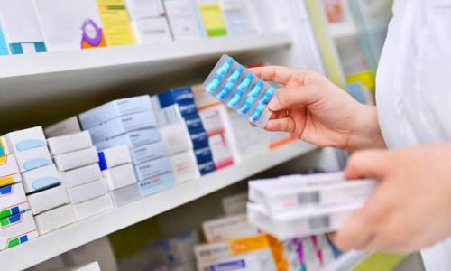 Expediente de licitación pública de medicamentos sobre escritorio institucional