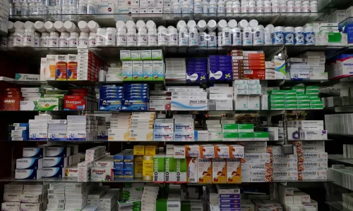 Medicamentos en una farmacia, relacionados con las compras consolidadas de medicamentos